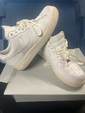 Nike Air Force’s White Low-Top